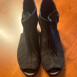 Earth Shoes New without box size 8